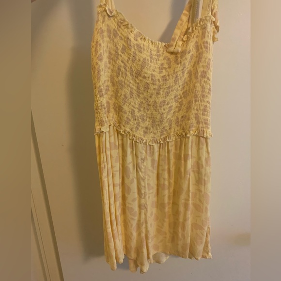 Amuse Society Romper. Cute pale yellow summer print. Tie straps. Size Small. - Picture 5 of 6